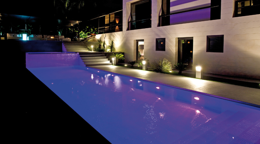 Illuminazione piscina: come valorizzare gli spazi esterni con luce, atmosfera e sicurezza