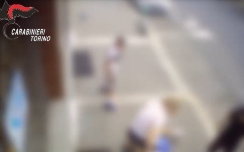 Torino: minorenni picchiano e derubano i passanti. Arrestati dai carabinieri