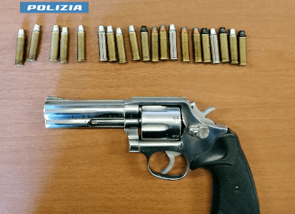Aveva in casa droga e una pistola: arrestato 30enne a Torino