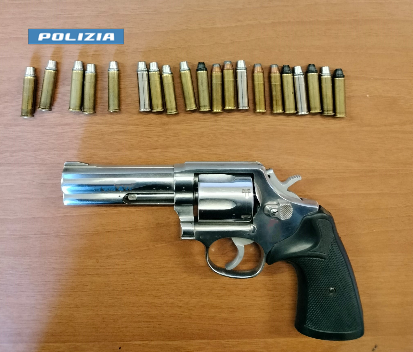 Aveva in casa droga e una pistola: arrestato 30enne a Torino