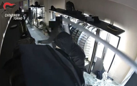 Torino: sfondano la vetrina del negozio con l’auto e rubano 20mila euro di vestiti, arrestati