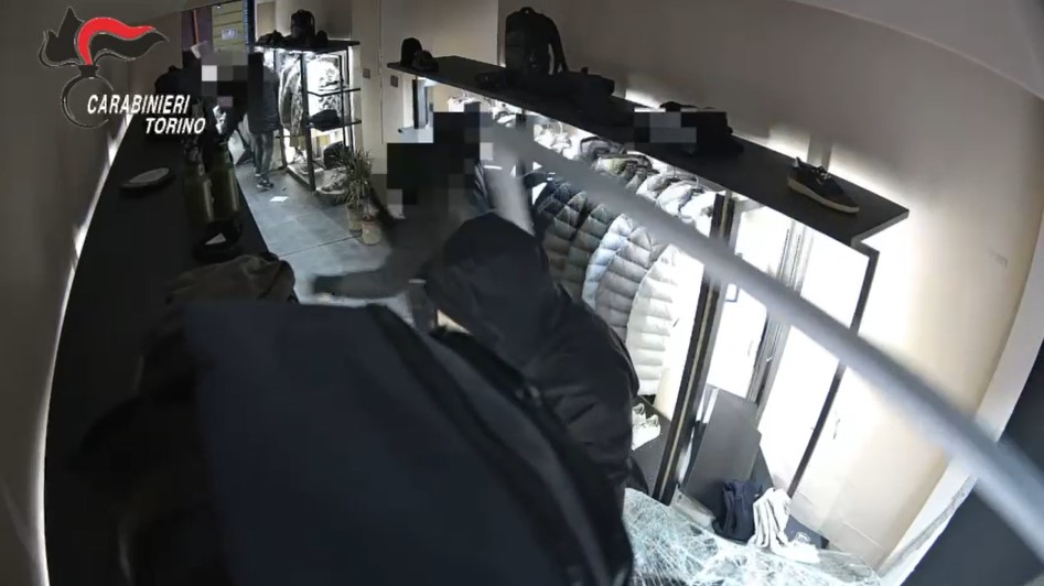 Torino: sfondano la vetrina del negozio con l’auto e rubano 20mila euro di vestiti, arrestati
