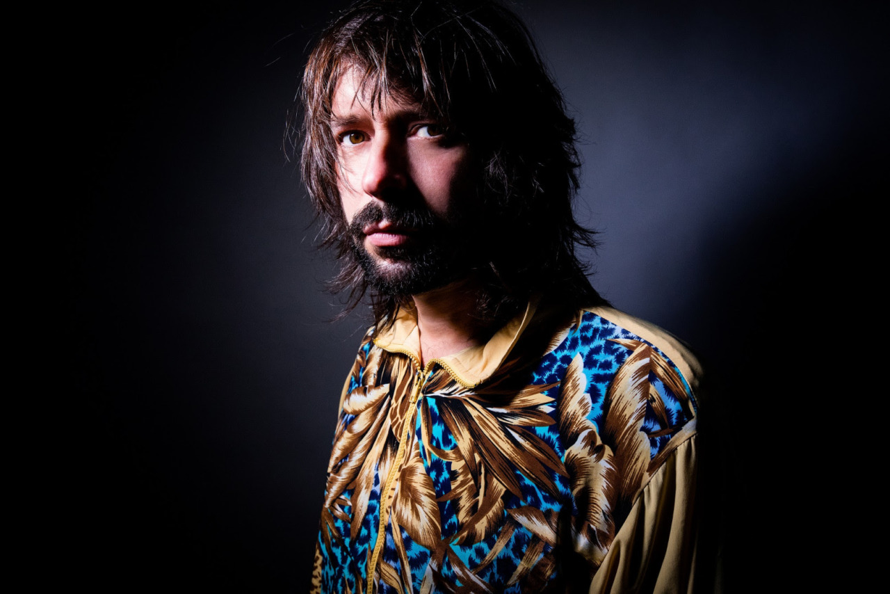 Domenica Federico Dragogna dei “Ministri” ad Alessandria, ospite della rassegna “Verso”