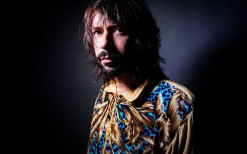 Domenica Federico Dragogna dei “Ministri” ad Alessandria, ospite della rassegna “Verso”