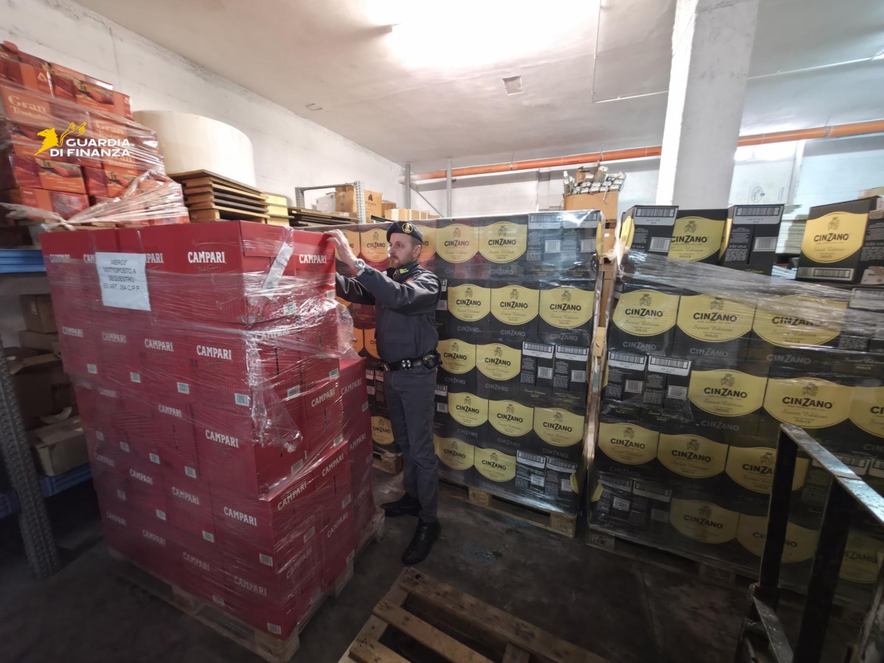 Sequestrate a Salerno oltre 11mila bottiglie di alcolici rubate dalla Campari di Novi Ligure