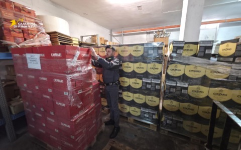 Sequestrate a Salerno oltre 11mila bottiglie di alcolici rubate dalla Campari di Novi Ligure
