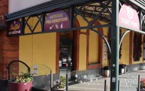 Continue risse tra spacciatori al Buffet della stazione di Ivrea. Titolare costretto a togliere il dehor