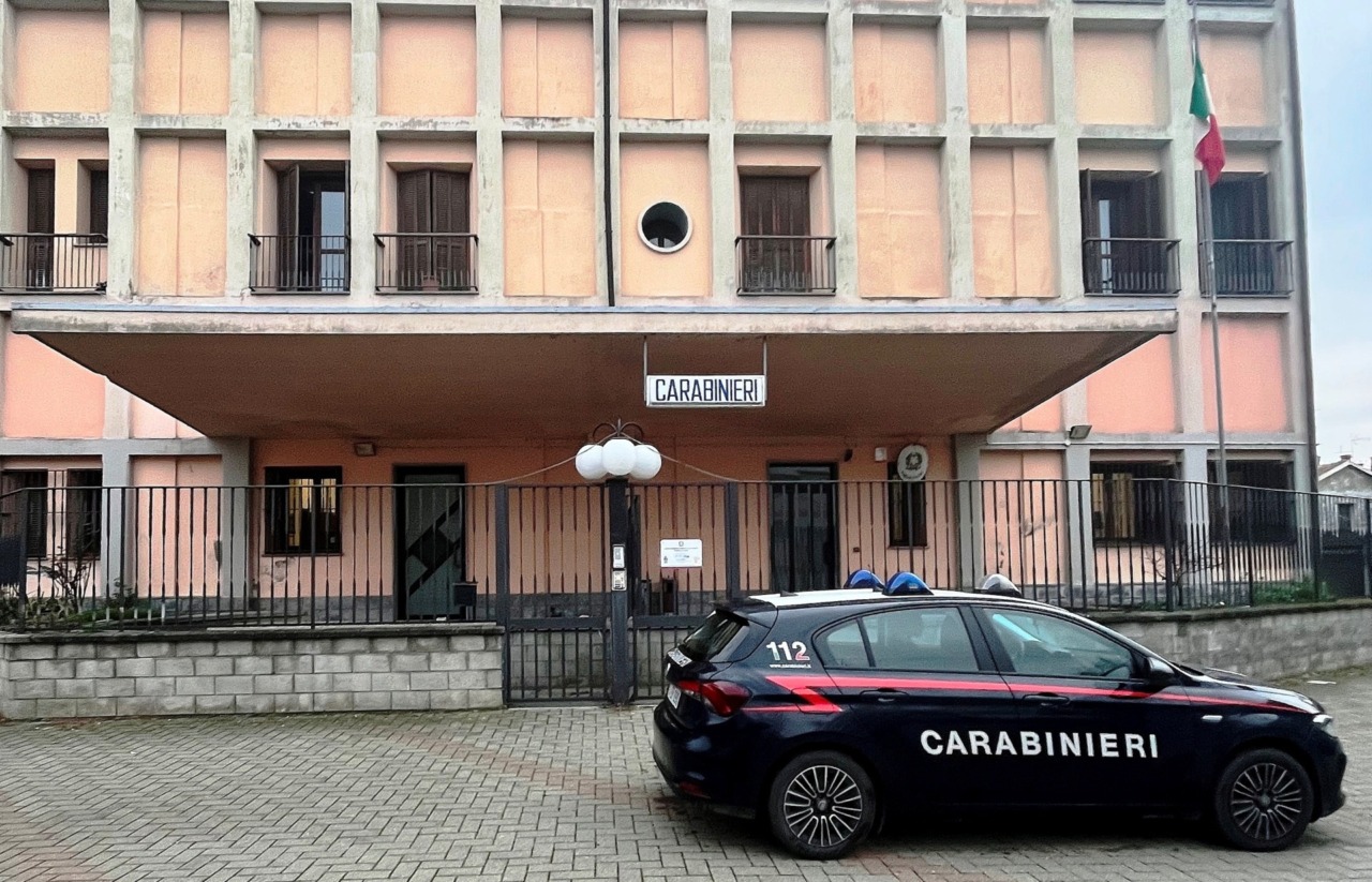 Minaccia i passanti con una bottiglia rotta, poi aggredisce i Carabinieri: arrestato 35enne a Sale