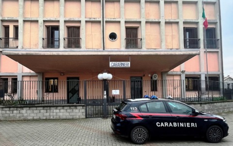 Minaccia i passanti con una bottiglia rotta, poi aggredisce i Carabinieri: arrestato 35enne a Sale