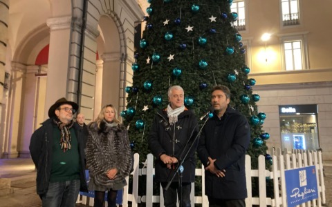 L’albero di Natale donato da Paglieri illumina Piazza della Libertà ad Alessandria