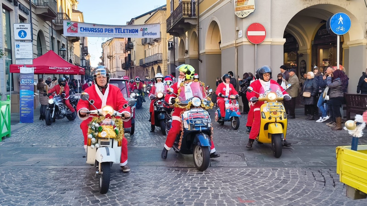 Più di 100 Babbo Natale in vespa a Chivasso per Telethon