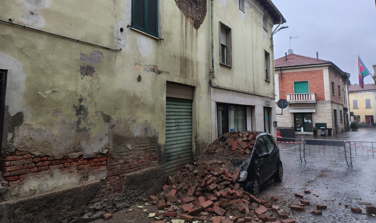 Crolla parte di una parete di un edificio a Castellazzo Bormida: nessun ferito