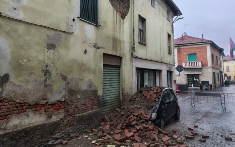 Crolla parte di una parete di un edificio a Castellazzo Bormida: nessun ferito