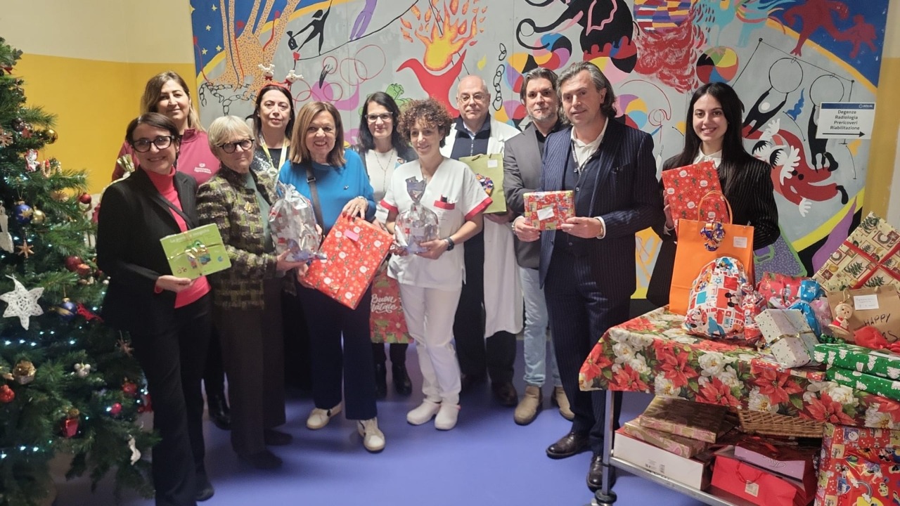 Regali, sorrisi e un aiuto concreto per l’Ospedale Infantile di Alessandria