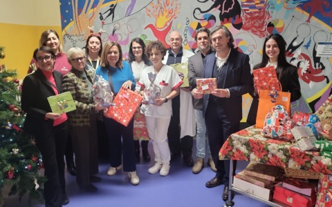 Regali, sorrisi e un aiuto concreto per l’Ospedale Infantile di Alessandria