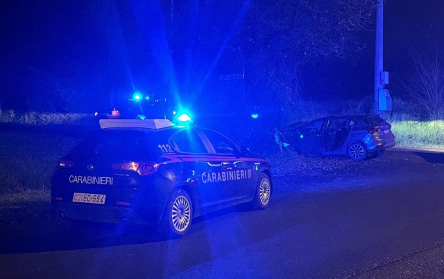 Incidente nella notte a Tortona: 44enne esce fuori strada con l’auto, è grave