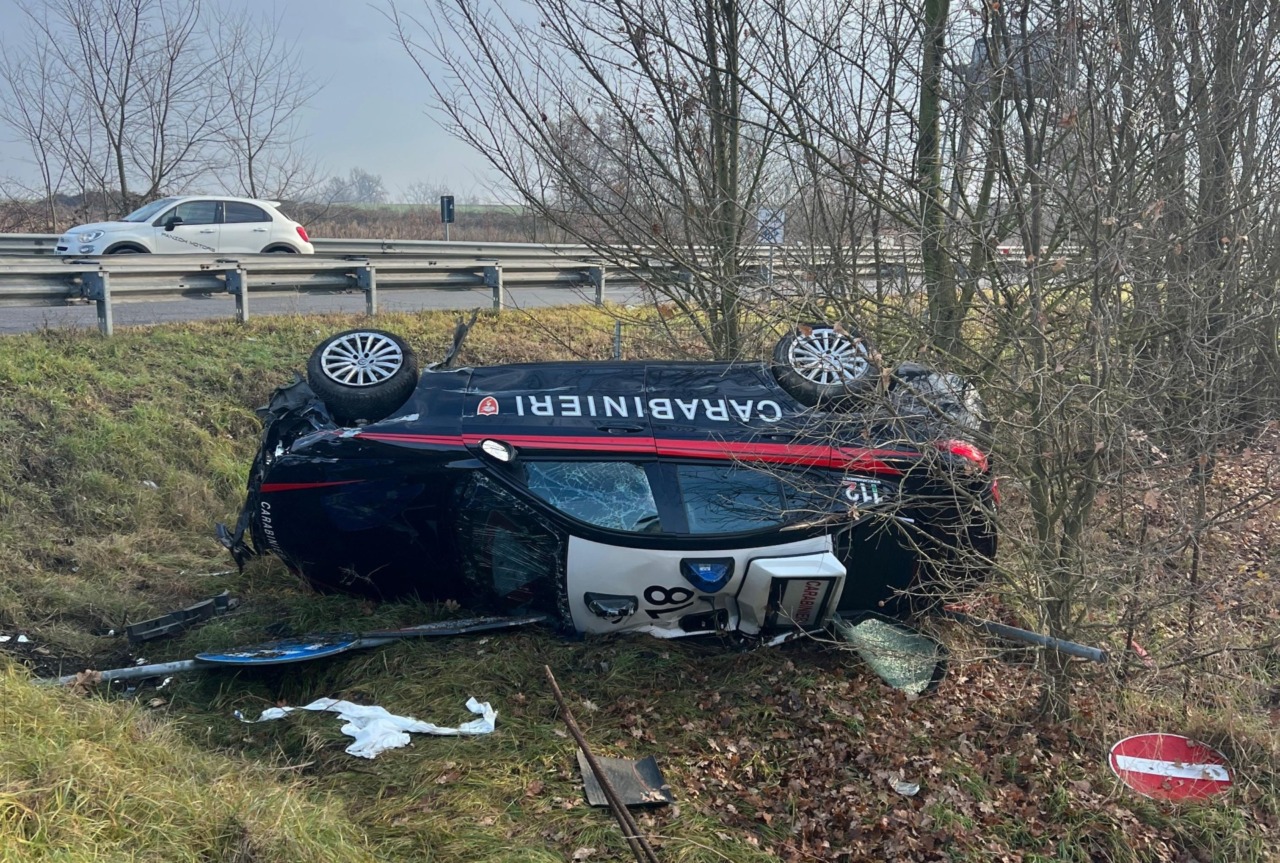 Incidente a Quattordio, auto dei Carabinieri si ribalta durante un’inseguimento