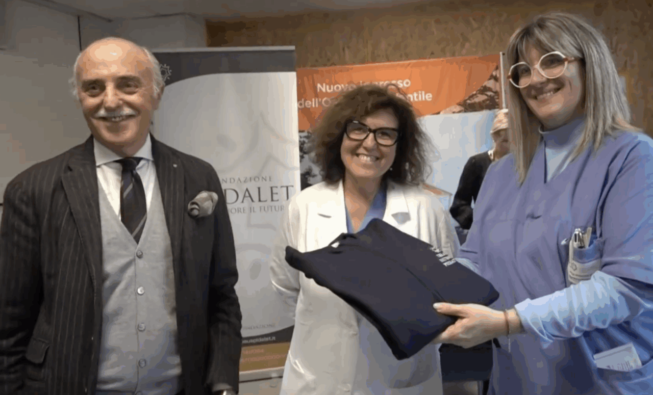 La Fondazione Uspidalet consegna 260 felpe al personale dell’Ospedale infantile