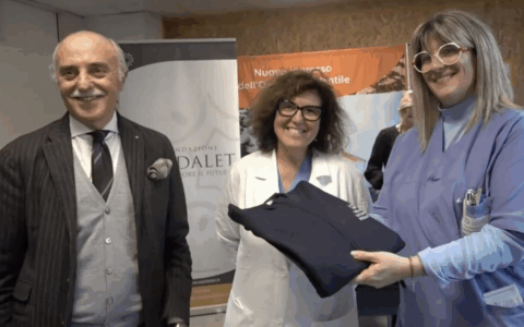 La Fondazione Uspidalet consegna 260 felpe al personale dell’Ospedale infantile