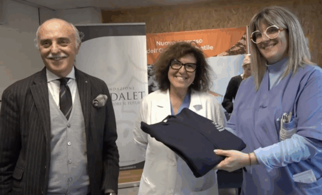 La Fondazione Uspidalet consegna 260 felpe al personale dell’Ospedale infantile