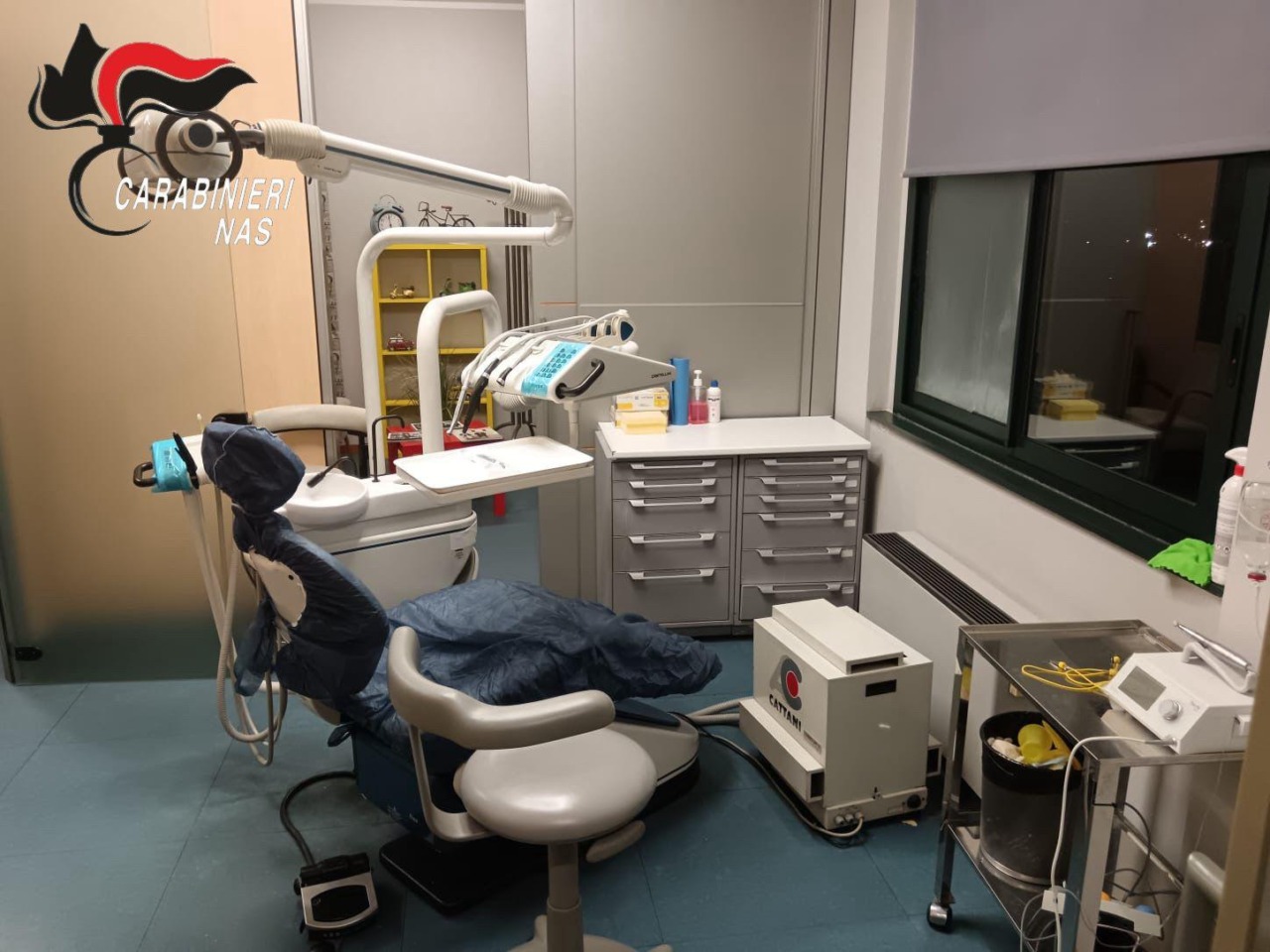 Lavora anche se cancellato dall’Ordine: denunciato dentista a Torino