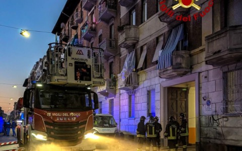 Incendio nella cantina di un palazzo in via Leini a Torino: due persone ustionate