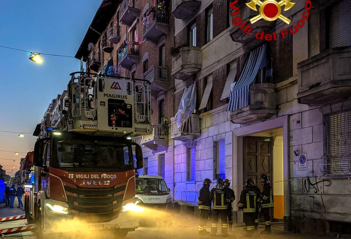 Incendio nella cantina di un palazzo in via Leini a Torino: due persone ustionate