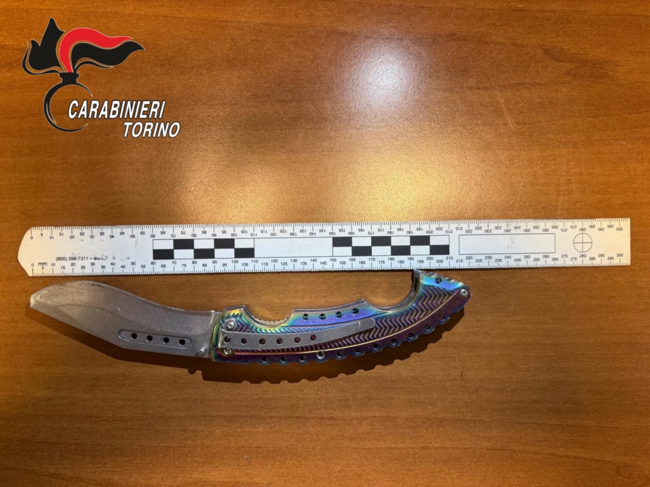 Avvicina tre ragazzi con il pretesto di chiedere il contatto Instagram e li rapina: arrestato 16enne a Torino