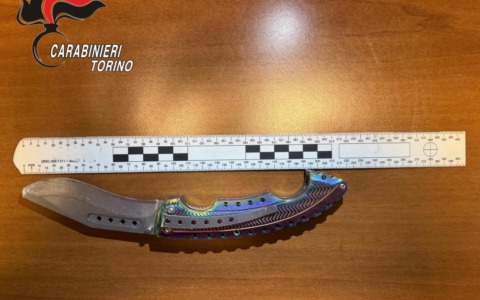 Avvicina tre ragazzi con il pretesto di chiedere il contatto Instagram e li rapina: arrestato 16enne a Torino