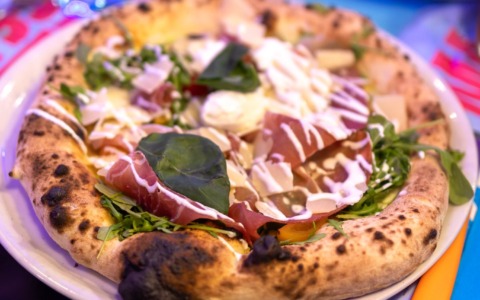 Il gesto di solidarietà di un locale di Alessandria: pizze calde ai senzatetto