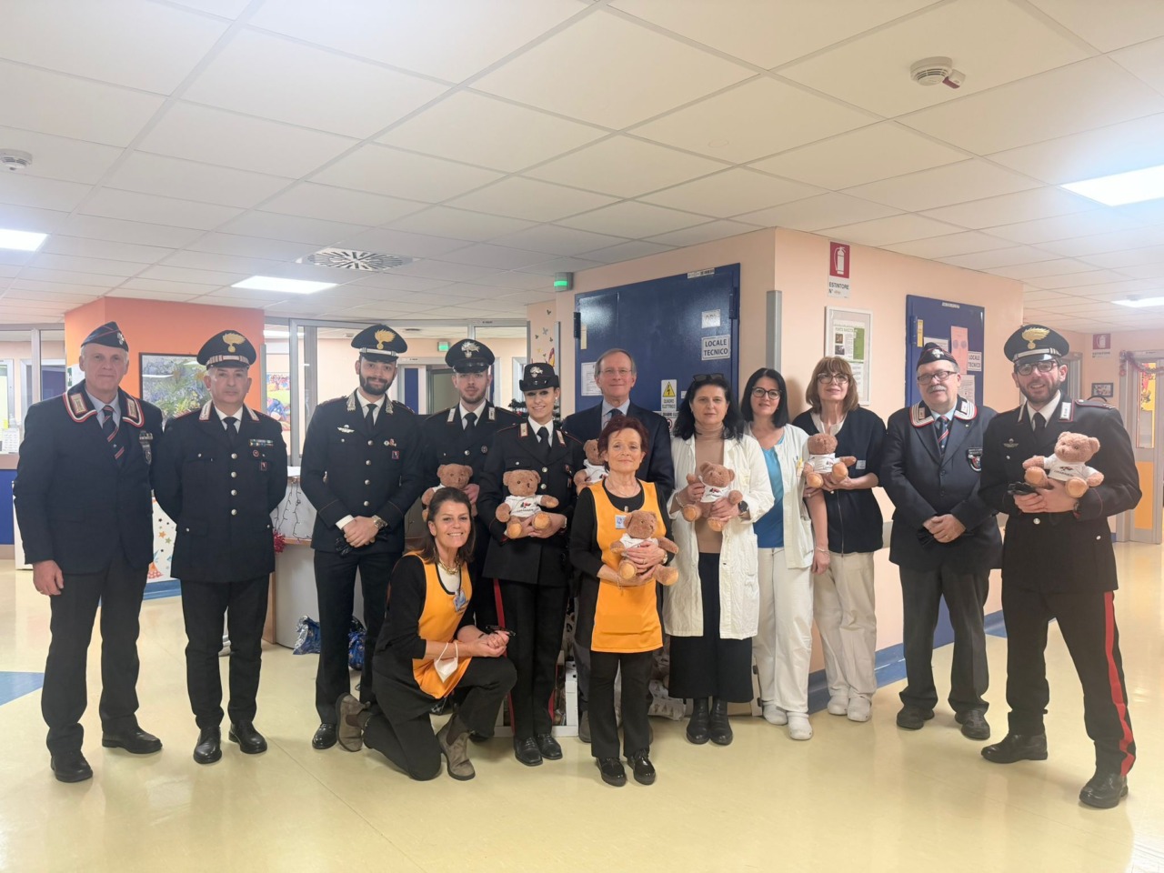 I Carabinieri e Babbo Natale fanno visita ai piccoli pazienti del Regina Margherita di Torino