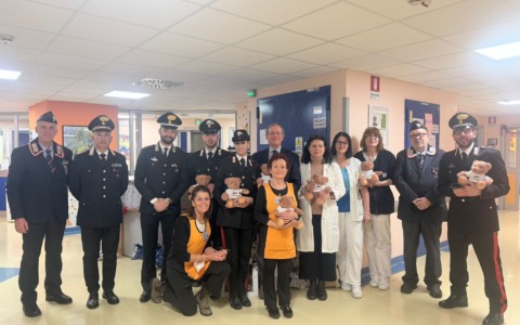 I Carabinieri e Babbo Natale fanno visita ai piccoli pazienti del Regina Margherita di Torino