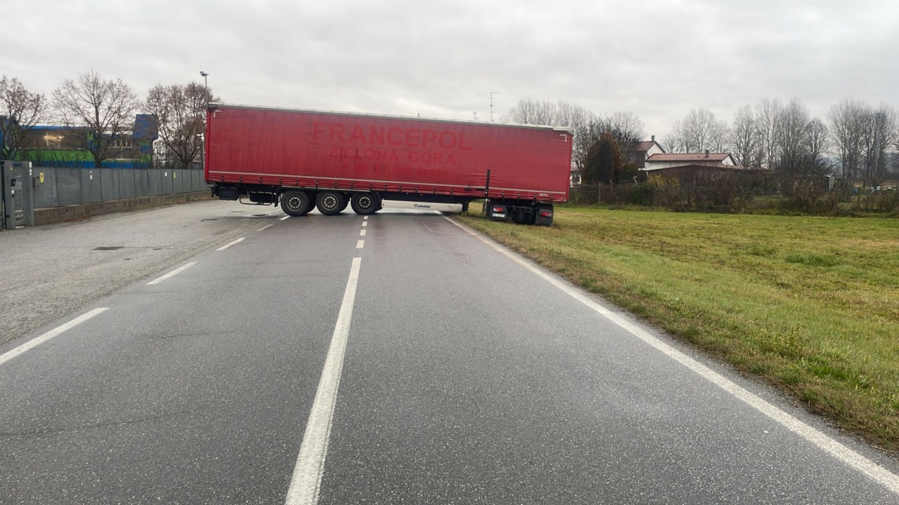 Camion esce fuori strada: chiusa la SP50 tra San Germano e Vignale Monferrato