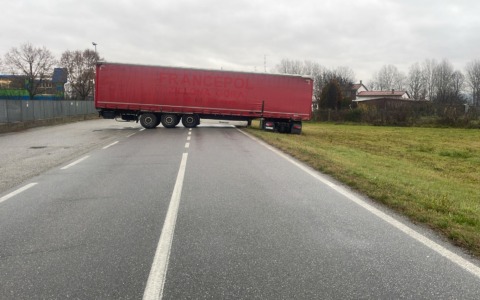 Camion esce fuori strada: chiusa la SP50 tra San Germano e Vignale Monferrato