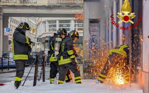 Torino, incendio in magazzino in via XX Settembre