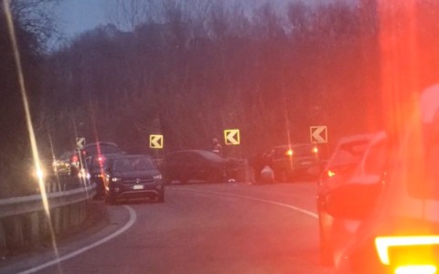 Scontro frontale tra due auto lungo la Strada della Colla: traffico rallentato