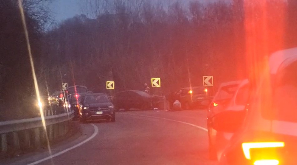 Scontro frontale tra due auto lungo la Strada della Colla: traffico rallentato