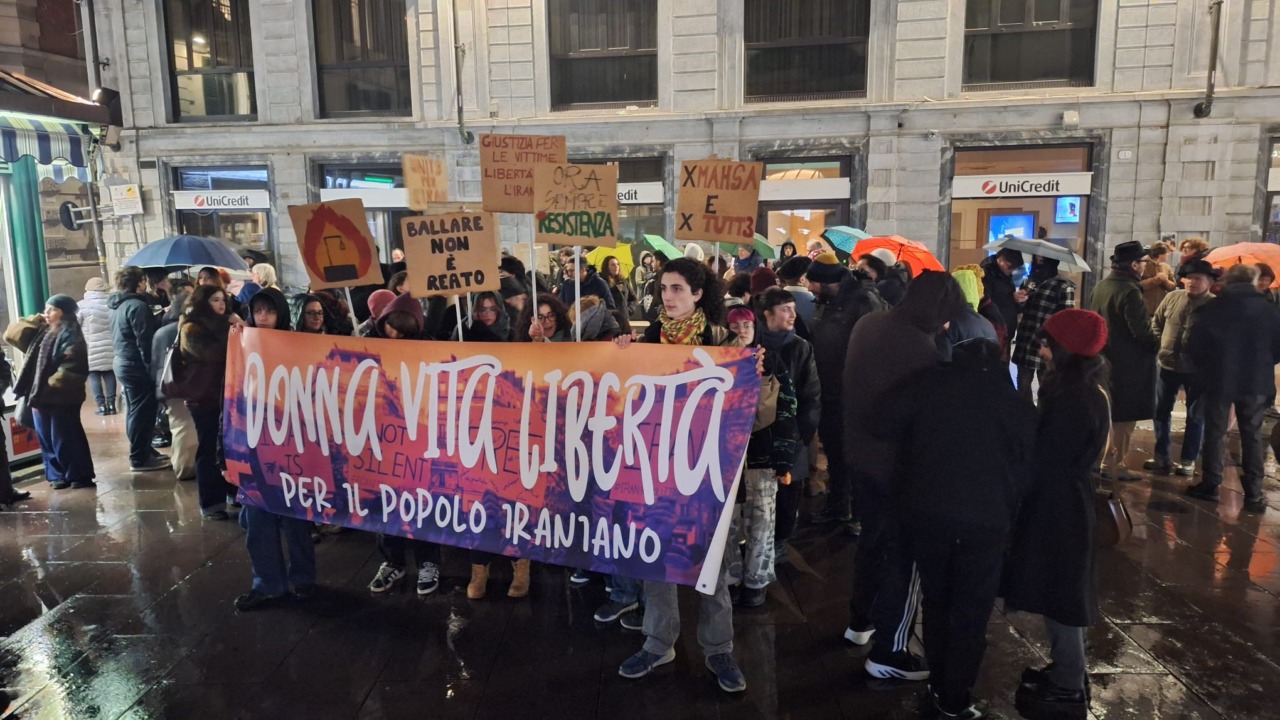 Solidarietà ad Iran e Rojava: presidio a Alessandria contro repressione e oppressione