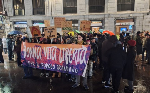 Solidarietà ad Iran e Rojava: presidio a Alessandria contro repressione e oppressione