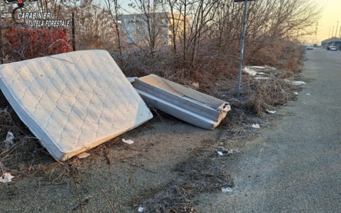 Materassi e divani abbandonati lungo la strada a Moncalieri: denunciati dai Carabinieri Forestali