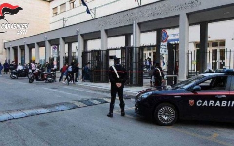 Controlli dei Carabinieri di Asti presso le scuole: sequestrato coltello ad uno studente