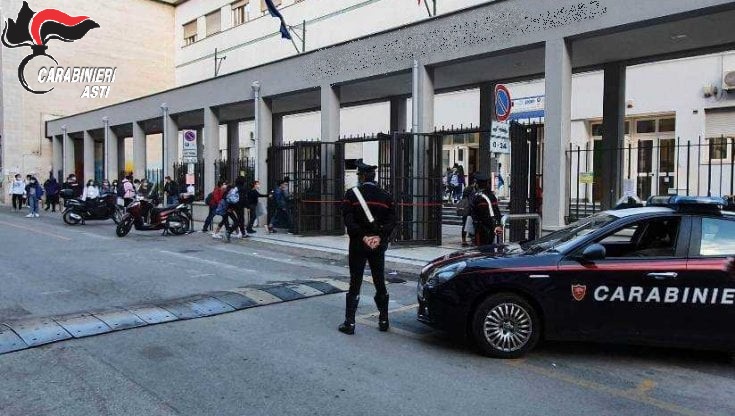 Controlli dei Carabinieri di Asti presso le scuole: sequestrato coltello ad uno studente