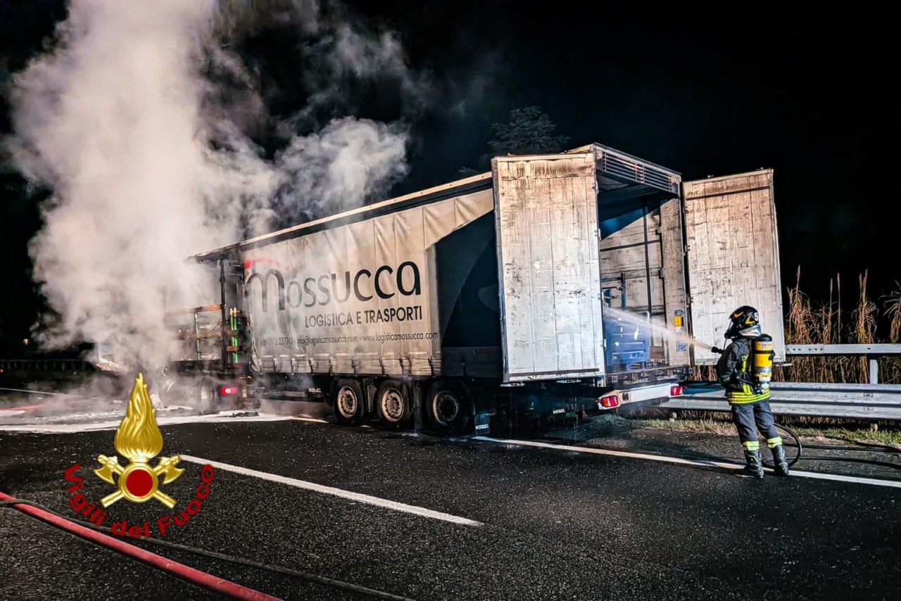 Camion in fiamme sulla tangenziale sud di Torino: traffico bloccato nella notte