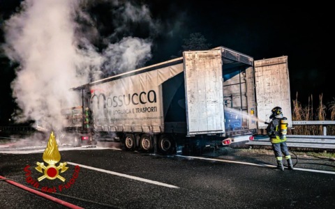Camion in fiamme sulla tangenziale sud di Torino: traffico bloccato nella notte