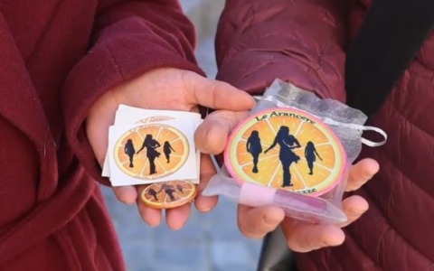 Allo storico Carnevale di Ivrea donne in primo piano con le Arancere delle Piazze