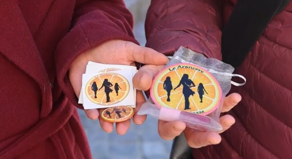 Allo storico Carnevale di Ivrea donne in primo piano con le Arancere delle Piazze