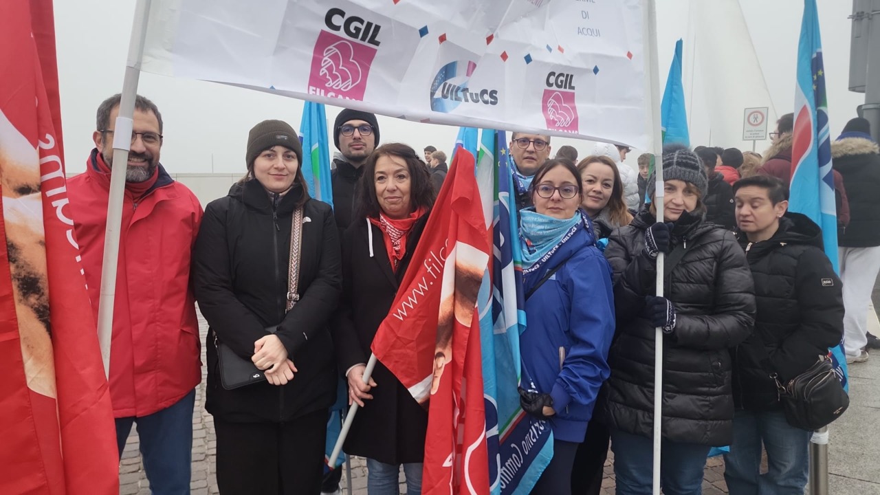 Passaggio della Fiamma Olimpica: presidio dei lavoratori delle Terme di Acqui sul ponte Meier