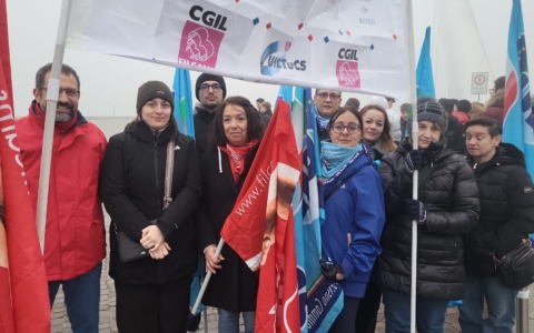 Passaggio della Fiamma Olimpica: presidio dei lavoratori delle Terme di Acqui sul ponte Meier