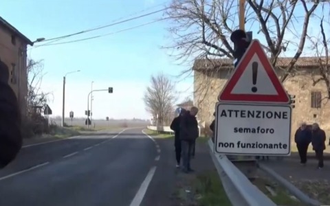 Gli abitanti di Torre Garofoli chiedono il ripristino del semaforo sulla statale 10