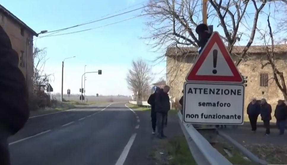Gli abitanti di Torre Garofoli chiedono il ripristino del semaforo sulla statale 10